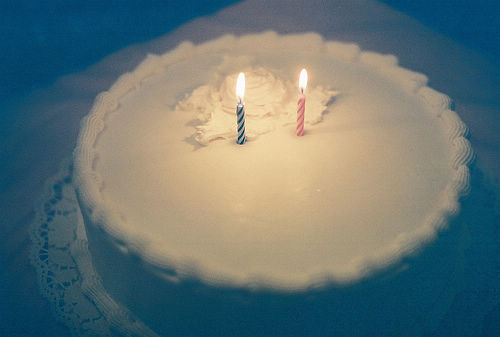 带蜡烛的生日蛋糕图片 祝你生日快乐素材完整