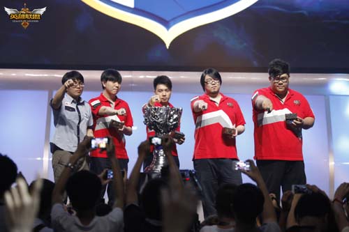 l全明星赛中国梦之队晋级总决赛 颁发S2冠军戒