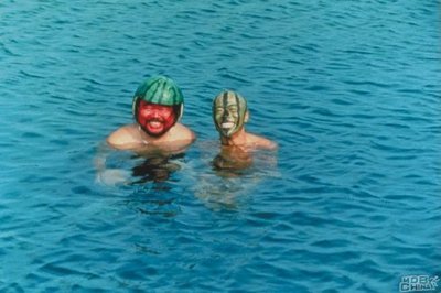 疯狂猜电影两个人在水里顶着西瓜皮