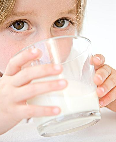 宝宝不能喝哪几种牛奶 喝牛奶的注意事项_腾牛