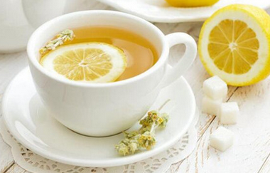来月经可以喝柠檬水吗 经期喝柠檬水有影响吗