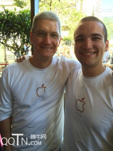 苹果CEO库克宣布出柜 网友吐槽:终于找到iPhone6弯的原因了