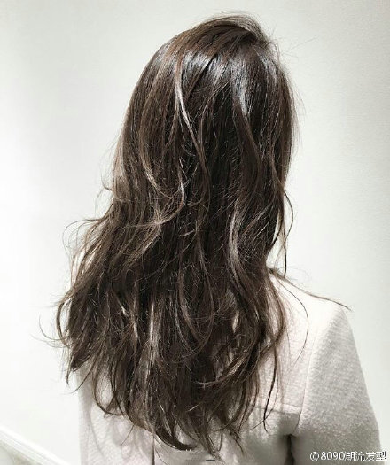 长卷发女生发型背影图片最新随性的feel你喜欢吗